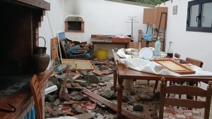 Il vento porta via il tetto mentre sono a cena, serata da incubo: “Un miracolo che nessuno si sia fatto male”