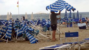 Il downburst manda ko gli stabilimenti balneari: “Una batosta, siamo in ginocchio”