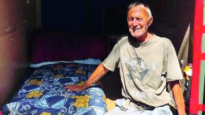 Dormiva dentro al furgone per paura dei vandali Angelo torna a casa: «Il quartiere sembra sereno»
