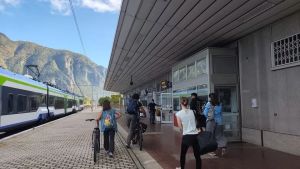 Odissea Udine-Tarvisio, oltre due ore di viaggio tra treno e bus sostitutivo: il reportage