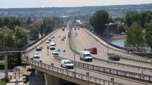 Sturz nahe der Schänzlebrücke endet mit lebensgefährlichen Verletzungen