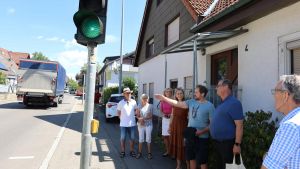 Jürgen Roth hört sich auf seiner Wahlkampftour in Marbach um