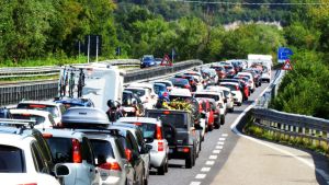 Nuovo codice della strada, quando diventerà operativo. Multe, patente a 17 anni, sorpasso a destra in autostrada: i chiarimenti del Mit