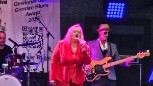 Emma Wilson und Zac Harmon geben mit ihren Bands alles beim Konzert auf dem Talschulplatz