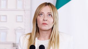 Meloni non dissimula le sue ascendenze. L’antifascismo è nei fatti