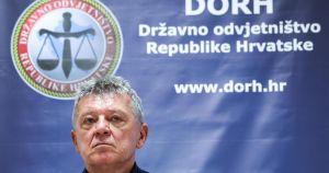 Turudić je zapovjedio kolegama da izvole istražiti navode da je jedan od zarobljenih četnika nedavno viđen kako mokri u blizini Gospića