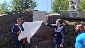Vagli di Sotto commemora la figlia dell’ideologo di Putin: la cerimonia e le polemiche. Il sindaco: “Qui c’è posto per tutti”