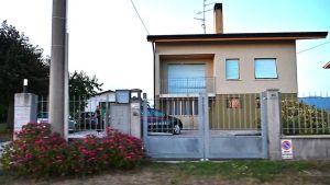 Scivola in una cisterna di gasolio nel terreno di casa sua: morto un 76enne a Majano