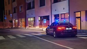 Tenta di sedare una lite a Codogno, 32enne viene sfregiato alla gola con un coccio di vetro