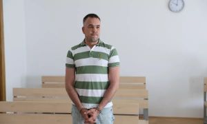 Nekdanji varnostnik se je znesel nad mamo in razbil avtomobil