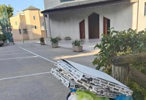 Avanzi di cibo e rifiuti abbandonati sul sagrato di Santa Lucia, il post di denuncia del parroco