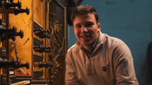 De hele dag psalmen spelen op het orgel van de Bovenkerk. Frederik (17) voert actie voor het goede doel