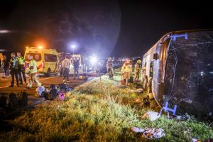 Meerdere gewonden bij ongeval met Oostenrijkse touringcar vol scholieren, A28 bij Wezep afgesloten