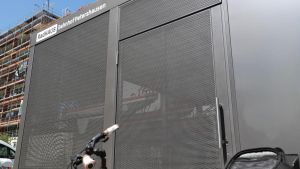 Radfahrer stehen ratlos vor Radhaus. Warum der Abstellort in Konstanz noch nicht genutzt werden kann