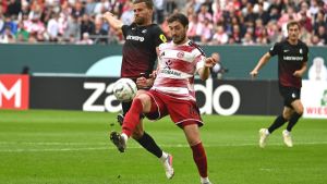 Flieger gen Freiburg wartet: Höler zwischen Tor und Geburt