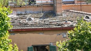 Esplosione nella palazzina: sei evacuati accolti in hotel, resta grave la donna ferita