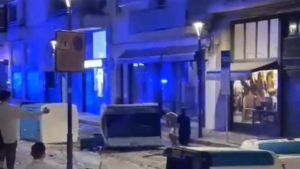 Una batalla campal entre jóvenes y policías retrasa la matinal de la Fiesta Mayor de Sitges