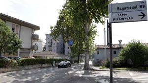 Investe la maestra in bici e poi scappa: studente accusato di tentato omicidio