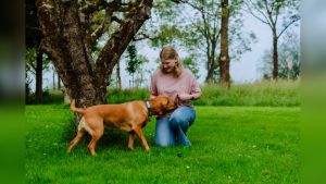 Zonder haar hond was Meike (21) er niet meer geweest. ‘In het diepste dal dacht ik aan zijn snuitje’