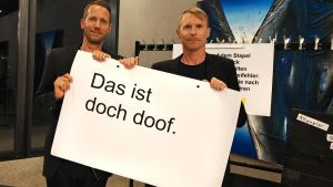 Mucksmäuschenstill und doch unglaublich laut – wenn sprechende Plakate für Lacher sorgen