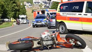 Feuerwehrmänner in Zivil retten Biker – viele Autofahrer fahren einfach vorbei