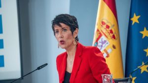 El Gobierno reconoce que al menos 2.200 migrantes en Ceuta siguen en la calle y anuncia la apertura de más centros