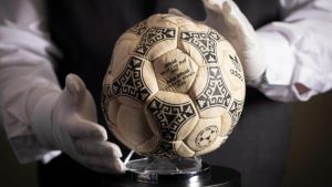 Najskuplja lopta u istoriji fudbala: Skoro tri miliona evra za Maradoninu ‘Božju ruku’