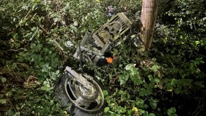 Motorrad überschlägt sich und kracht gegen Baum: 44‑jähriger Fahrer schwer verletzt