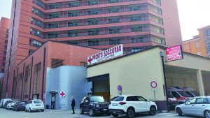 Aggressione al pronto soccorso del San Matteo: paziente si scaglia contro gli infermieri