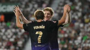 Flick inventa nuevos recursos para el Barça a la espera del ‘nueve’