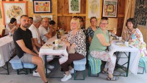 Kaffee und Kuchen in blumiger Atmosphäre