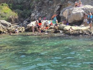 Sorrento, un turista francese di 58 anni si ferisce tuffandosi dagli scogli dei bagni della Regina Giovanna