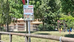 «Qui i bambini giocano ancora per strada»: dieci cartelli per sensibilizzare gli automobilisti