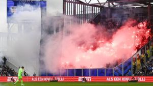 Geen arrestaties van vuurwerkgooiende Feyenoord-fans bij Cambuur