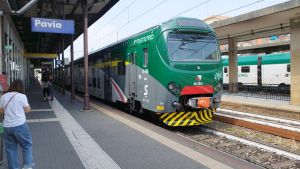 Ruba un muletto alla stazione, si lancia sui binari e scappa: follia a Pavia