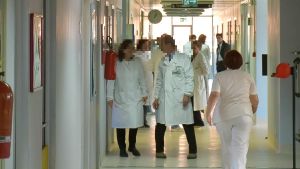Pavia, tira un pugno ad un infermiere e danneggia il pronto soccorso: arrestato 19enne
