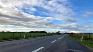 Ukendte personer kastede genstande mod bil fra bro: Kvindelig bilist måtte brems...
