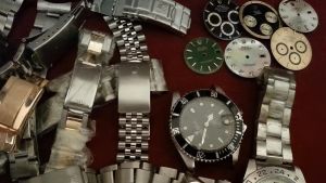 Induno Olona, spariscono orologi e monili dei clienti: gioielliere e i figli indagati