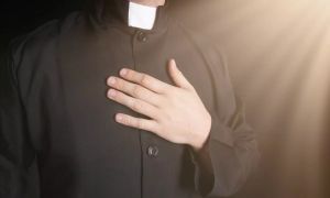 Duhovnik po 37 letih zapušča cerkev zaradi poroke: »Ljubezen me kliče k ženi«