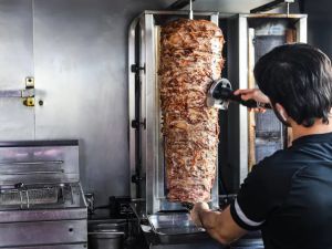 « Au village, il y a le troquet, le boulanger et maintenant le kébabier » : la France vue d’un kebab rural