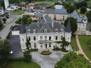 À Sus, la secte Tabitha’s Place n’a toujours pas quitté son château, dont le prix a une nouvelle fois été baissé