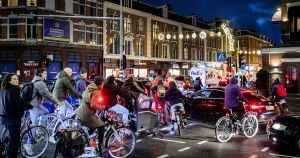 Lezers over gevaarlijke kruispunten in Amsterdam: ‘Bij deze kruising heb je als fietser nauwelijks plek’