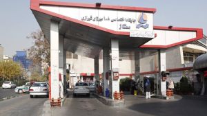 Lange rijen bij Iraanse tankstations door dreigend benzinetekort