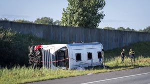 Vijf mensen nog in het ziekenhuis na ongeluk A28 met touringcar