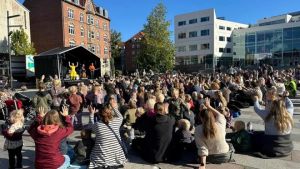 Forvirring: Hvorfor skal vi synge: Op lille Gry, når en nullermand ikke er en kvinde?