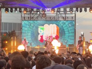 Хиляди младежи изпълниха Морската гара в Бургас за Teen Boom Fest (ВИДЕО)