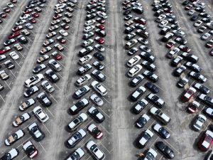 Trump dreigt met 50% heffingen op alle auto’s en trucks uit Canada in handelstwist