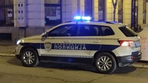 Automobil izleteo sa kolovoza u centru Kraljeva, udario u majku sa dvoje dece