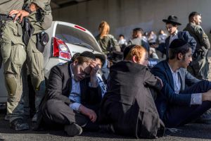 Haredi protesters shut down highway near Bnei Brak over draft dodger’s arrest