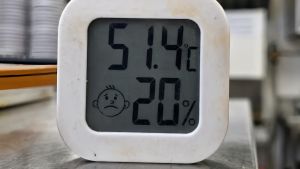 Cucine da incubo a Milano: termometro a 51 gradi, ritmi insostenibili e malori per il caldo